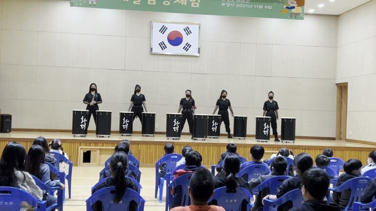 여성타악그룹 화려 초등학교 공연